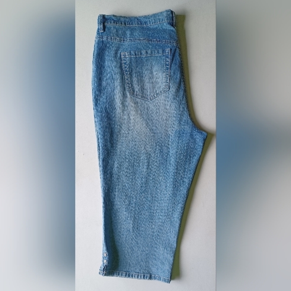 A Gloria Vanderbilt Amanda All-Around Slimming Effect Capri Denim Jeans - Picture 2 of 8